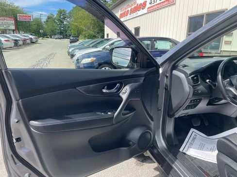 Used 2019 Nissan Rogue SV w/ Sun & Sound Touring Package AWD/4WD image 10