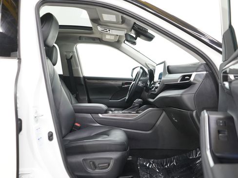 Used 2021 Toyota Highlander Platinum AWD/4WD image 11