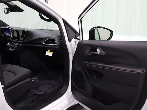 New 2026 Chrysler Pacifica Select image 14