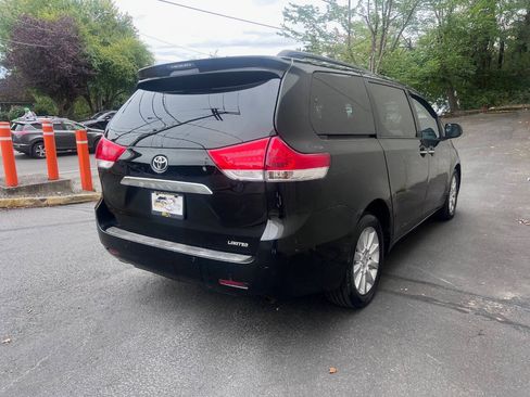 Used 2011 Toyota Sienna Limited w/ Premium Pkg AWD/4WD image 7