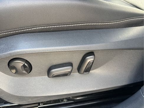 Used 2022 Volkswagen Taos SEL w/ Panoramic Sunroof Package AWD/4WD image 9