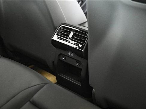 Used 2026 BMW 550e xDrive w/ Premium Package image 18