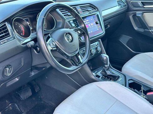 Used 2018 Volkswagen Tiguan SE w/ Panoramic Sunroof Package image 10