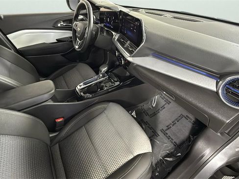 Certified 2024 Chevrolet Trax LT w/ LT Convenience Package image 32