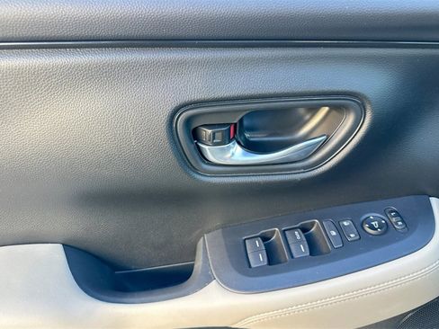 Certified 2025 Honda HR-V LX image 11