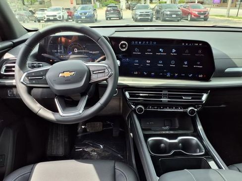 New 2025 Chevrolet Traverse LT w/ Sun and Wheel Package FWD image 11