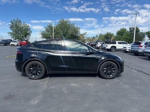Used 2024 Tesla Model Y Long Range AWD/4WD image 3