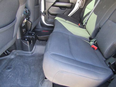 Used 2018 Jeep Wrangler Unlimited Sahara image 14