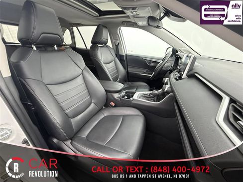 Used 2021 Toyota RAV4 XLE Premium image 38