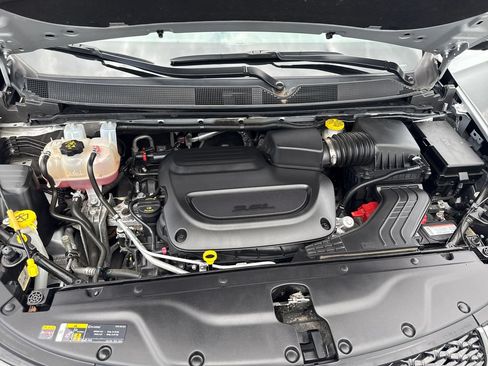 Used 2024 Chrysler Pacifica Touring-L w/ Uconnect Theater Family Group FWD image 11
