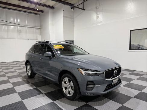 Used 2022 Volvo XC60 B5 Momentum image 2