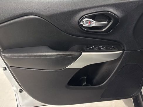 Used 2022 Jeep Cherokee Latitude w/ Sun & Sound Group image 11