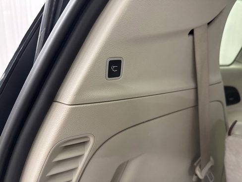 Used 2020 Chrysler Pacifica Limited image 28