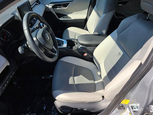 Used 2019 Toyota RAV4 XLE Premium image 21