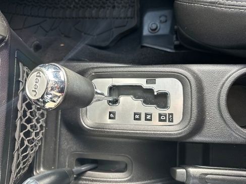 Used 2015 Jeep Wrangler Unlimited Sahara w/ Dual Top Group image 17