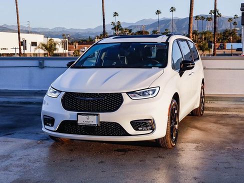 New 2026 Chrysler Pacifica Limited w/ S Appearance Package AWD/4WD image 4