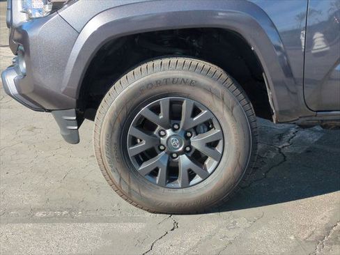 Used 2022 Toyota Tacoma SR5 w/ Technology Package image 9