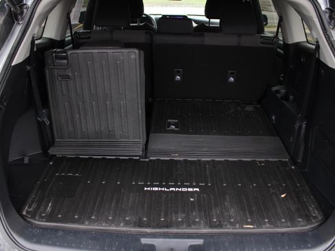 Used 2023 Toyota Highlander L FWD image 8
