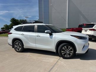 Used 2023 Toyota Highlander XLE FWD video 2