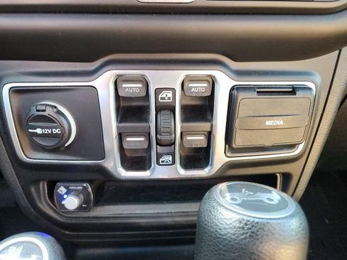 Used 2019 Jeep Wrangler Unlimited Sahara AWD/4WD image 29