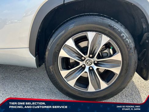 Used 2023 Toyota Highlander XLE FWD image 9