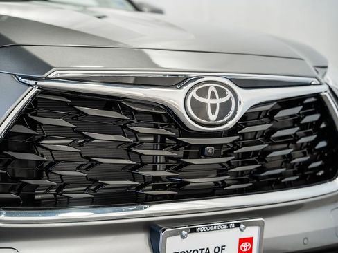 New 2026 Toyota Highlander Platinum image 12