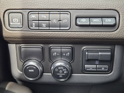 Used 2022 GMC Yukon XL Denali w/ Denali Premium Package image 24