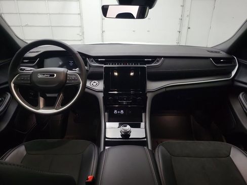 Used 2025 Jeep Grand Cherokee L Laredo image 11