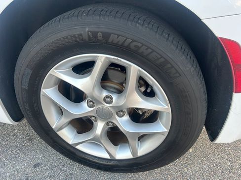 Used 2018 Chrysler Pacifica Touring-L Plus w/ Tire & Wheel Group image 11
