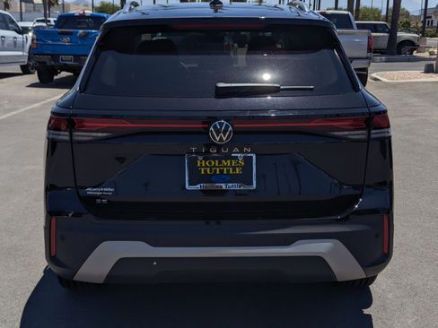 Used 2025 Volkswagen Tiguan SE FWD image 3