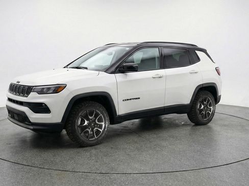 Used 2025 Jeep Compass Trailhawk AWD/4WD image 3