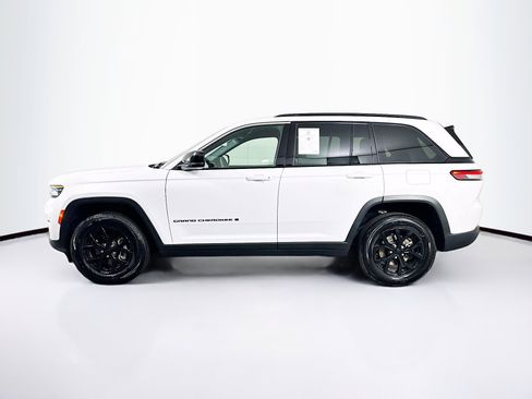 Used 2025 Jeep Grand Cherokee Altitude image 4