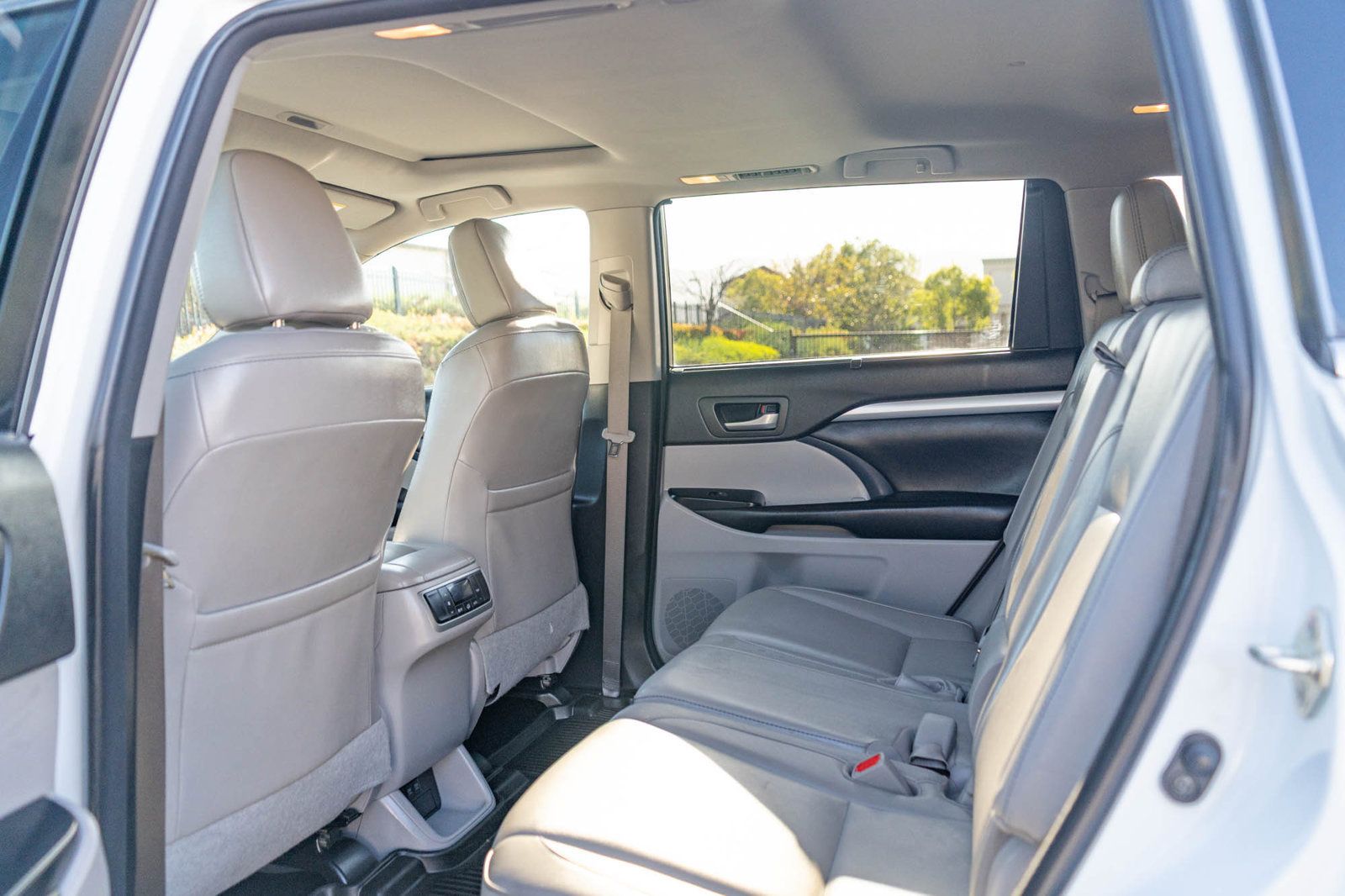 Used 2018 Toyota Highlander XLE FWD image 16