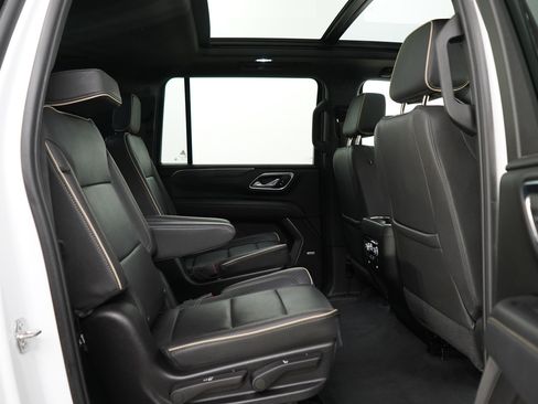 Used 2024 GMC Yukon XL SLT w/ SLT Luxury Package AWD/4WD image 12