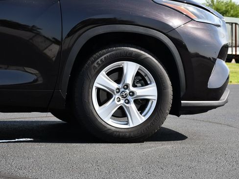 Used 2021 Toyota Highlander LE FWD image 9