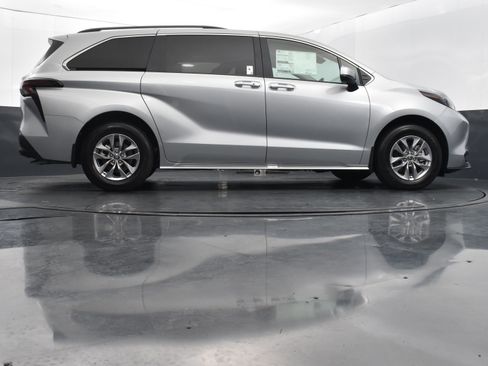Used 2025 Toyota Sienna XLE FWD image 41