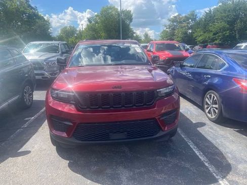Used 2023 Jeep Grand Cherokee Altitude AWD/4WD image 2
