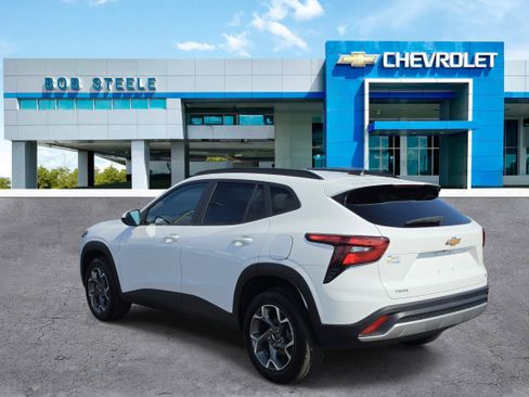 Certified 2025 Chevrolet Trax LT w/ Driver Confidence Package FWD image 3