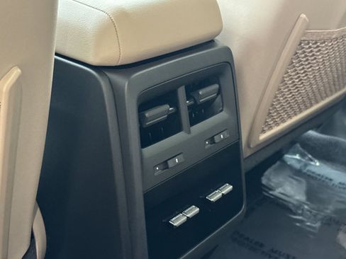 Certified 2025 Porsche Macan Electric image 15