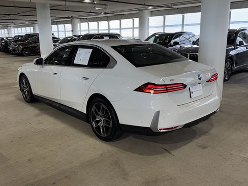 Used 2025 BMW i5 eDrive40i w/ Premium Package RWD image 6