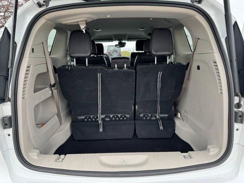 Used 2024 Chrysler Pacifica Touring-L image 6