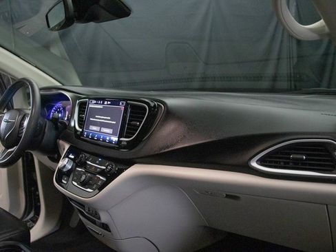 Used 2022 Chrysler Pacifica Touring-L image 15