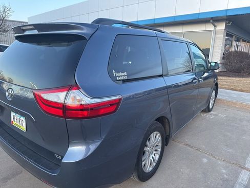 Used 2016 Toyota Sienna XLE image 3