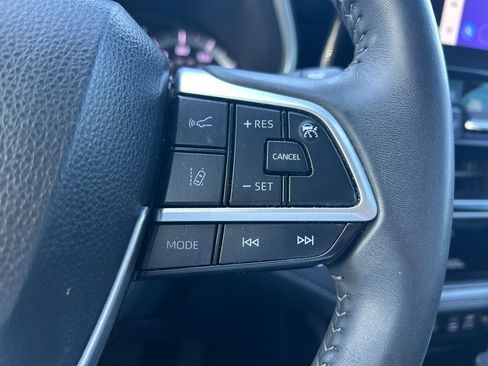 Used 2024 Toyota Highlander XLE image 18