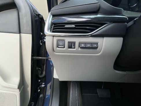 Used 2020 Cadillac XT4 Premium Luxury w/ Technology Package FWD image 17