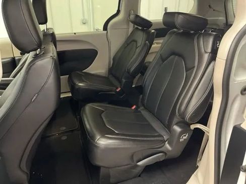 Used 2024 Chrysler Pacifica Touring-L image 11