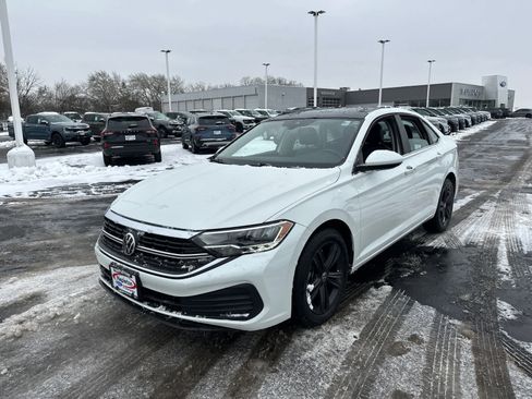 Used 2024 Volkswagen Jetta SE w/ Panoramic Sunroof Package image 4