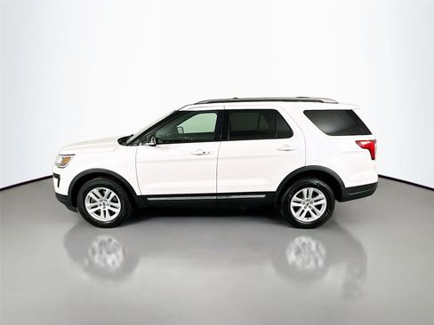 Used 2018 Ford Explorer XLT w/ Equipment Group 202A image 4