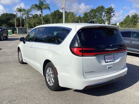 Used 2023 Chrysler Pacifica Touring-L FWD image 9