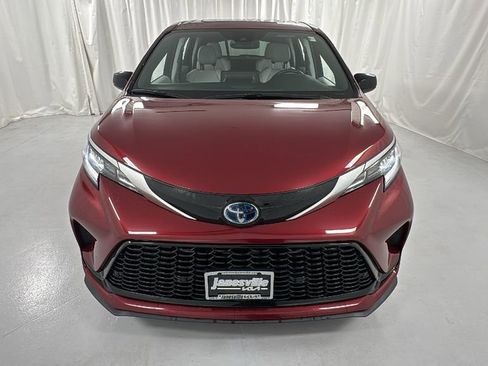 Used 2023 Toyota Sienna XSE image 8